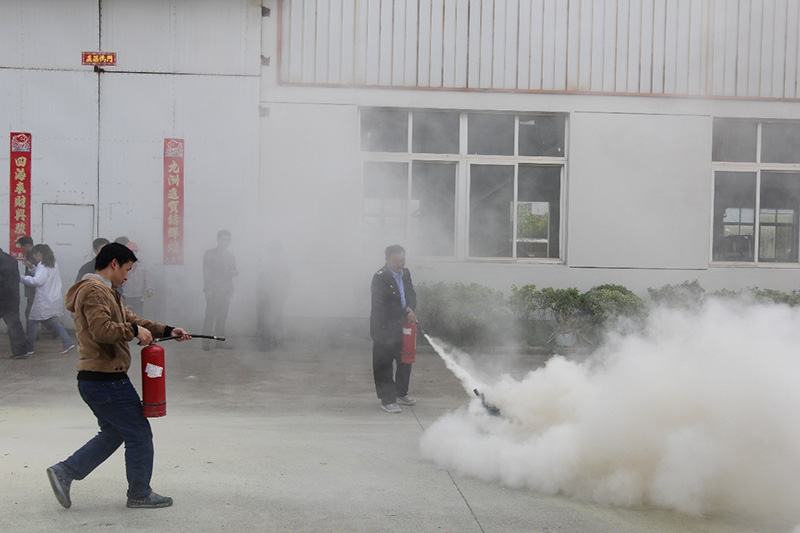 警報(bào)響起，員工撤離現(xiàn)場